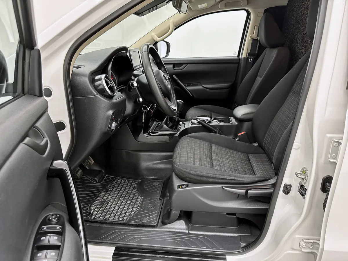 220 d 4-MATIC Pure Roll-cover 3.5t trekhaak Camera Stoelverwarming