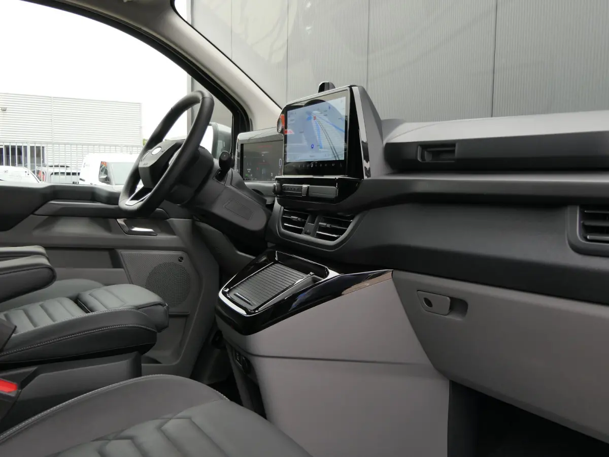 Tourneo 340 2.5 PHEV L2H1 Titanium X Luxury | Panoramadak | Leder | 360 Camera | Trekhaak | Stoelverwarming | Keyless | 8-Persoons | Adaptive LED