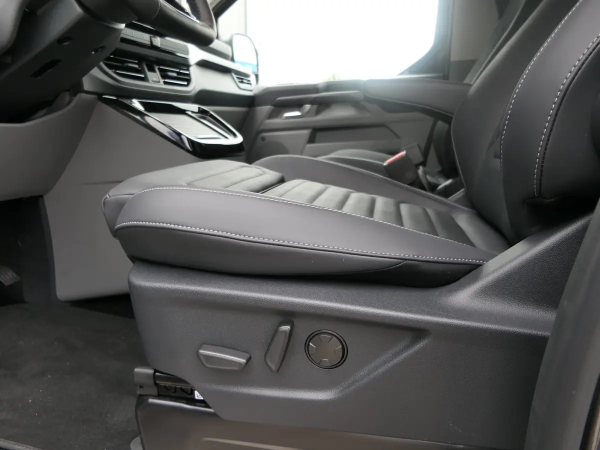 Tourneo 340 2.5 PHEV L2H1 Titanium X Luxury | Panoramadak | Leder | 360 Camera | Trekhaak | Stoelverwarming | Keyless | 8-Persoons | Adaptive LED