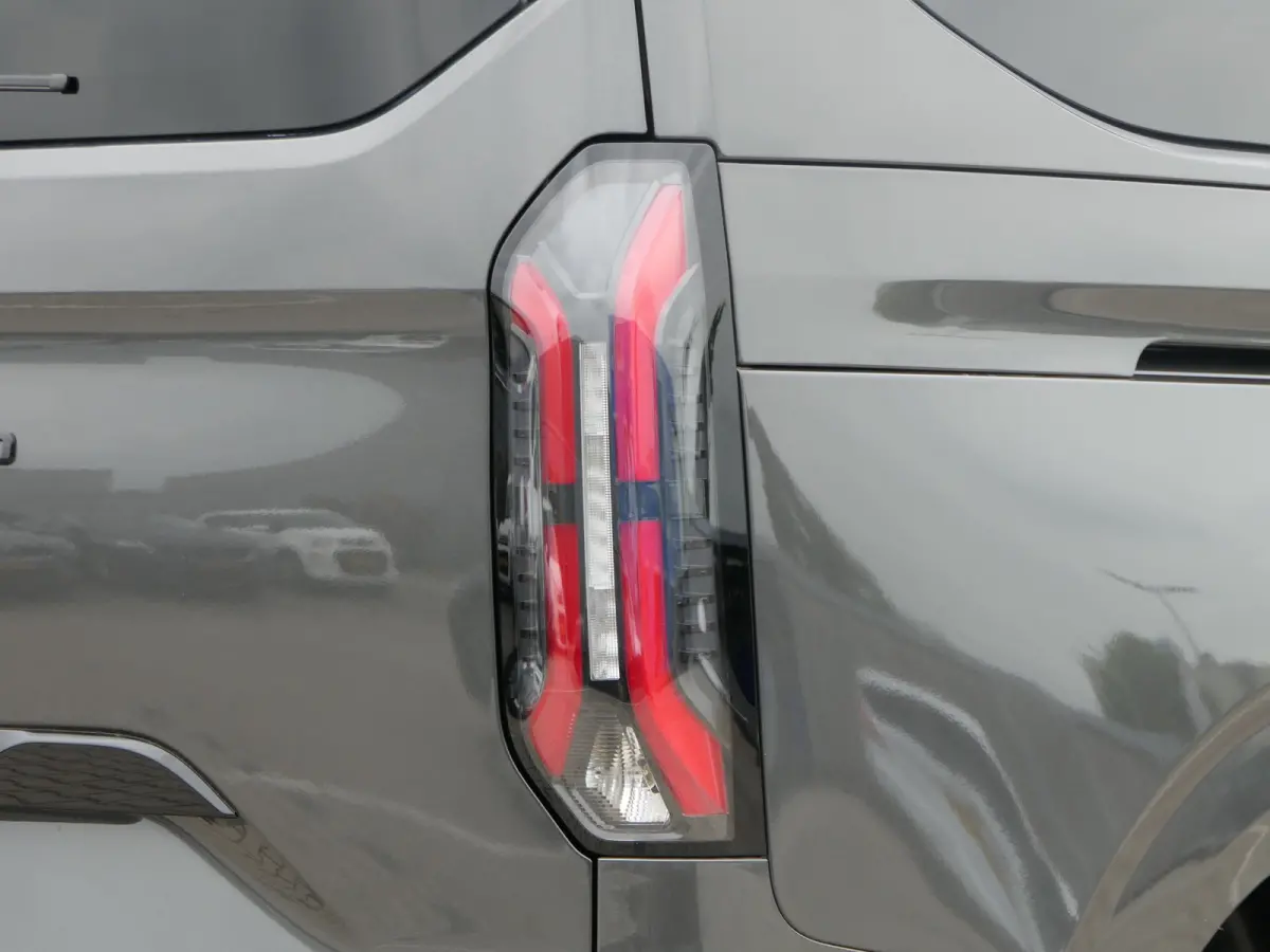 Tourneo 340 2.5 PHEV L2H1 Titanium X Luxury | Panoramadak | Leder | 360 Camera | Trekhaak | Stoelverwarming | Keyless | 8-Persoons | Adaptive LED