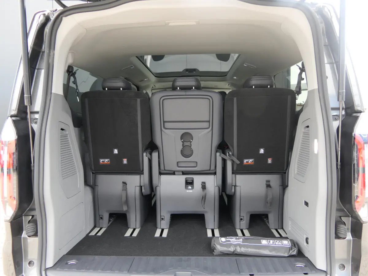 Tourneo 340 2.5 PHEV L2H1 Titanium X Luxury | Panoramadak | Leder | 360 Camera | Trekhaak | Stoelverwarming | Keyless | 8-Persoons | Adaptive LED