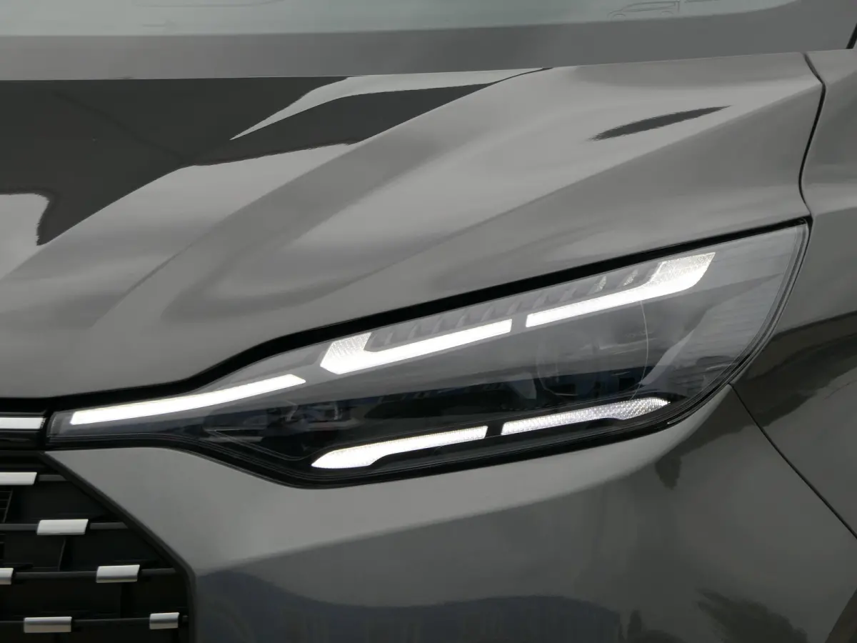 Tourneo 340 2.5 PHEV L2H1 Titanium X Luxury | Panoramadak | Leder | 360 Camera | Trekhaak | Stoelverwarming | Keyless | 8-Persoons | Adaptive LED
