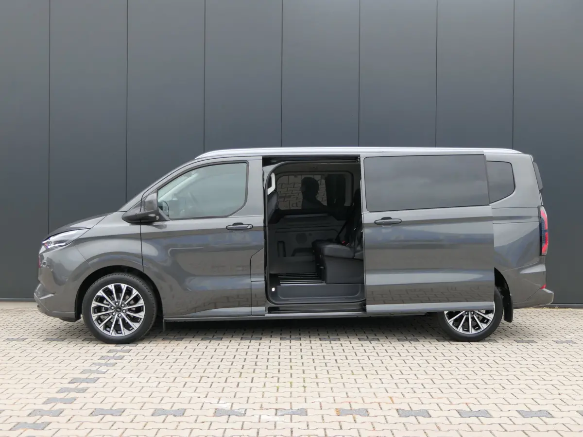 Tourneo 340 2.5 PHEV L2H1 Titanium X Luxury | Panoramadak | Leder | 360 Camera | Trekhaak | Stoelverwarming | Keyless | 8-Persoons | Adaptive LED
