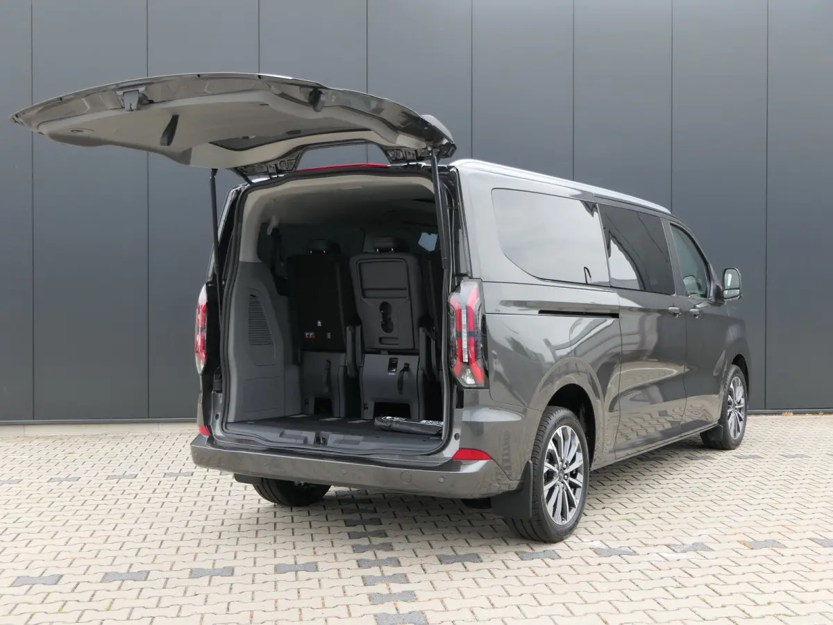 Tourneo 340 2.5 PHEV L2H1 Titanium X Luxury | Panoramadak | Leder | 360 Camera | Trekhaak | Stoelverwarming | Keyless | 8-Persoons | Adaptive LED