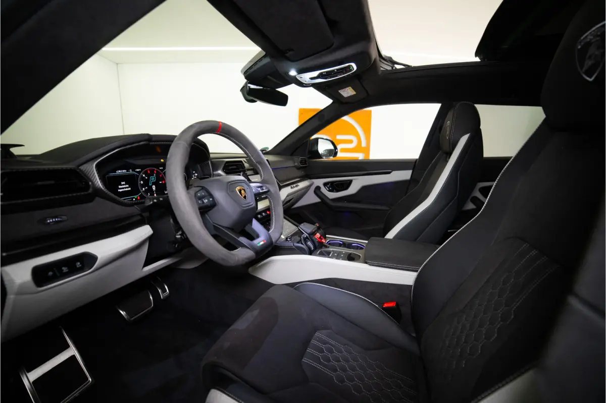 4.0 V8 Hybrid 800PK | Ad Personam | Grigio Keres Matt | Carbon | Akrapovic | 3D B&O | Service Package 5YR | 3 JAAR FABRIEKSGARANTIE GERESERVEERD