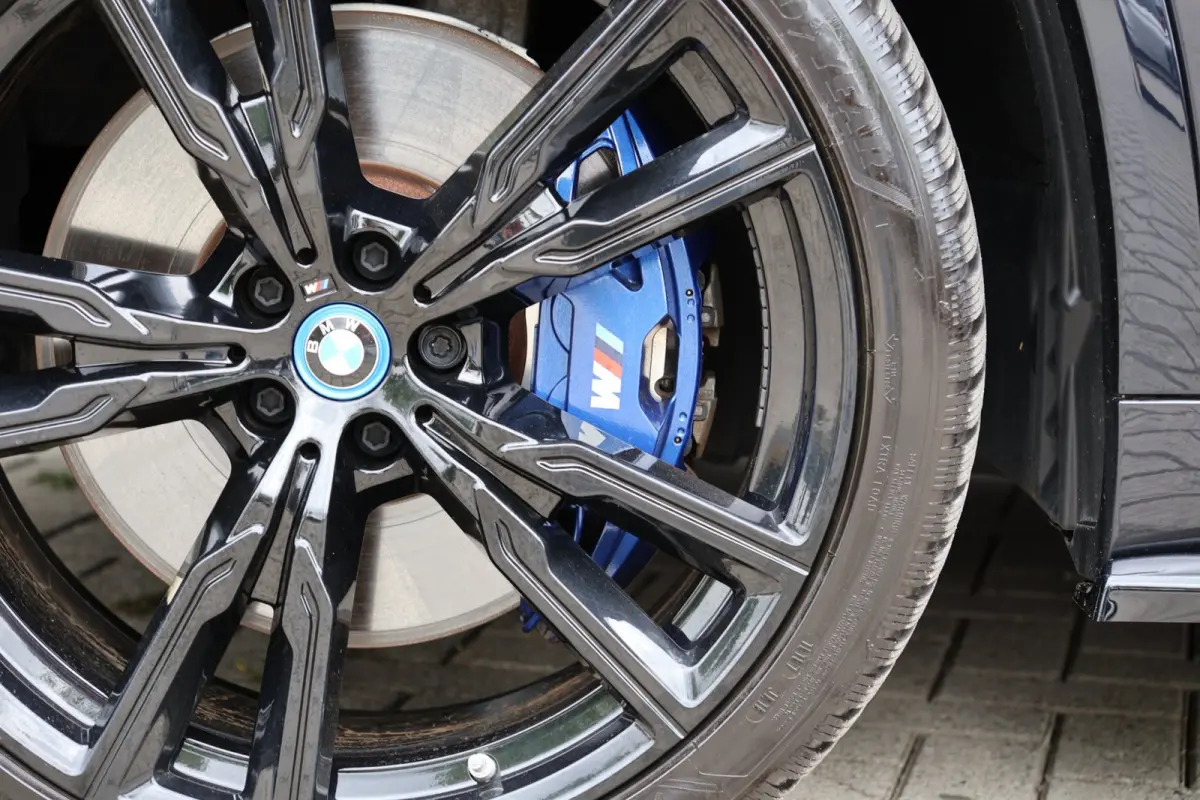 XDrive50e Launch Edition | panoramadak skylounge | head-up | harmankardon | elek. trekhaak | keyless | luchtvering | BTW