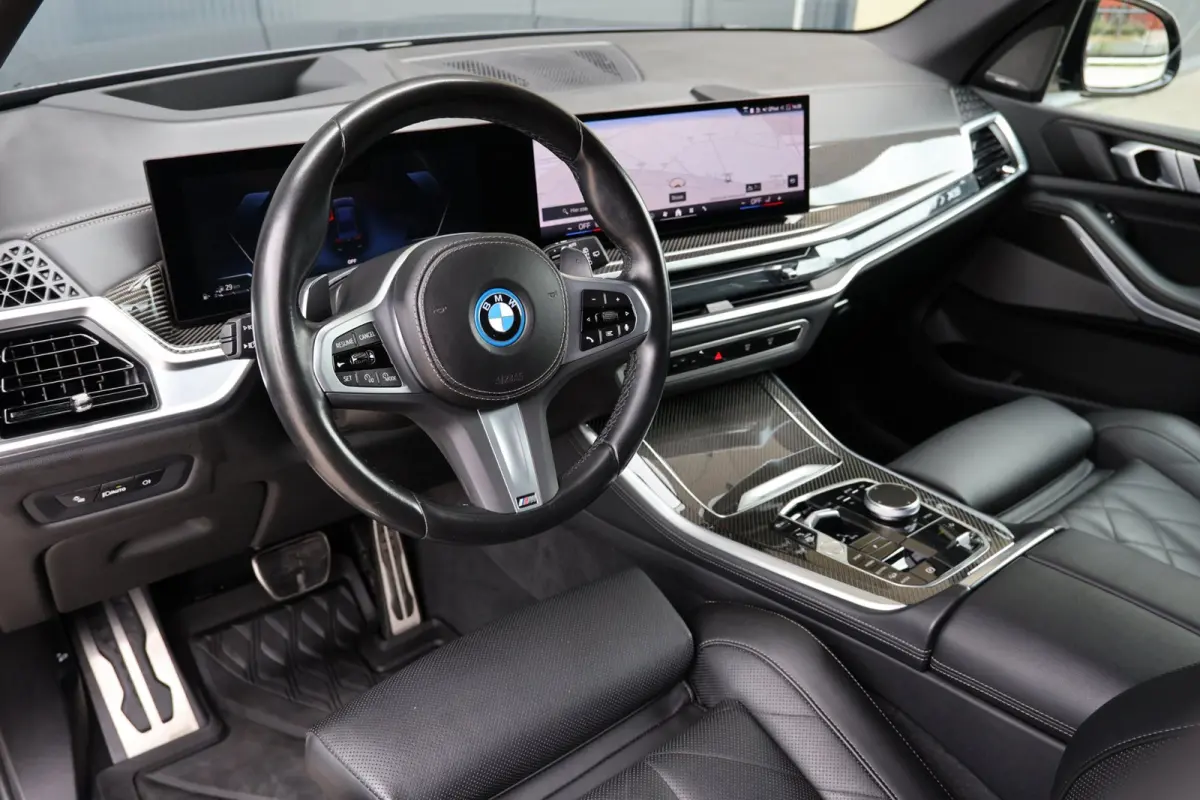 XDrive50e Launch Edition | panoramadak skylounge | head-up | harmankardon | elek. trekhaak | keyless | luchtvering | BTW