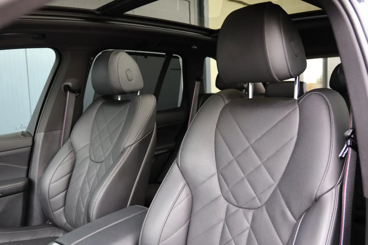 XDrive50e Launch Edition | panoramadak skylounge | head-up | harmankardon | elek. trekhaak | keyless | luchtvering | BTW