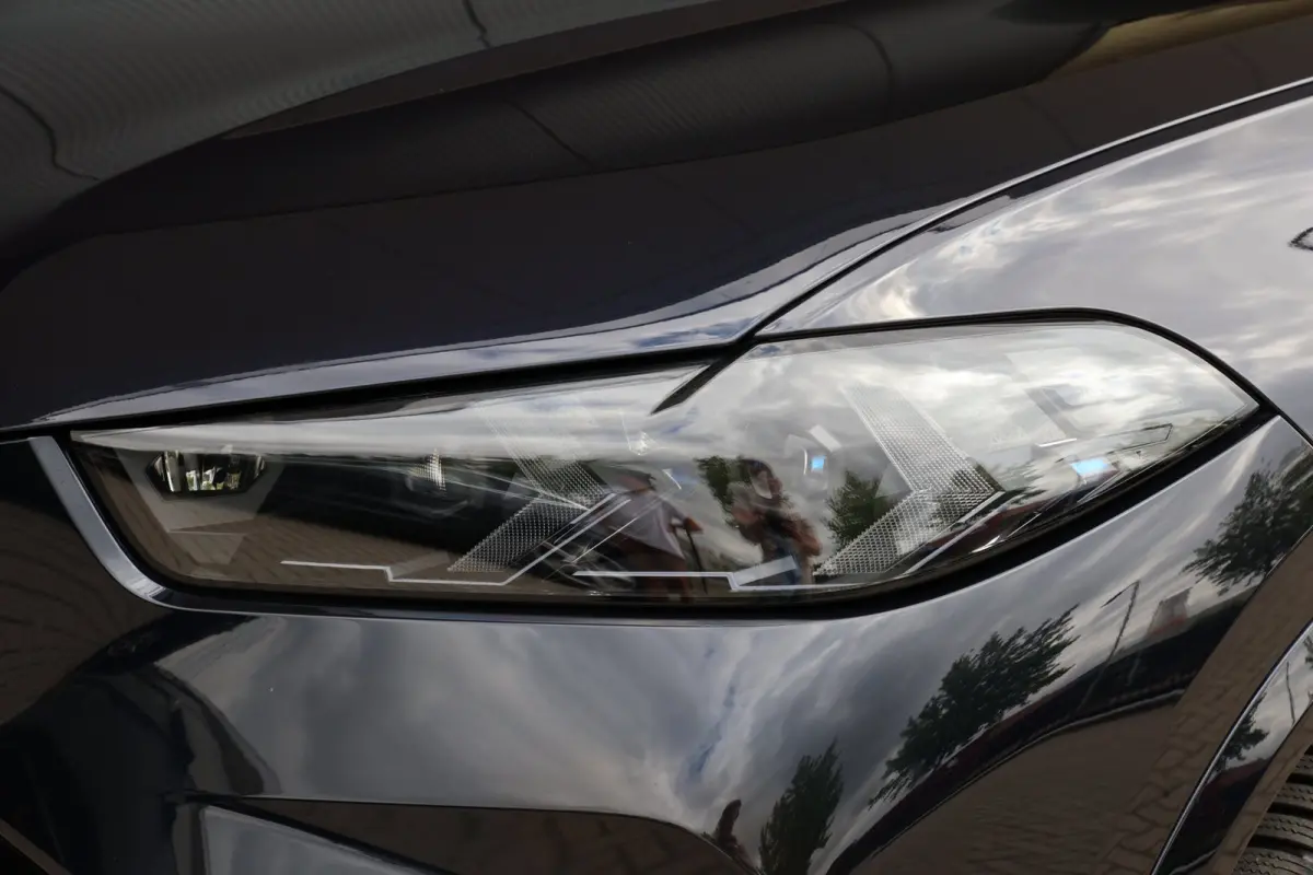 XDrive50e Launch Edition | panoramadak skylounge | head-up | harmankardon | elek. trekhaak | keyless | luchtvering | BTW