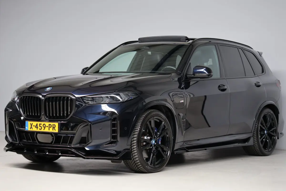 XDrive50e Launch Edition | panoramadak skylounge | head-up | harmankardon | elek. trekhaak | keyless | luchtvering | BTW