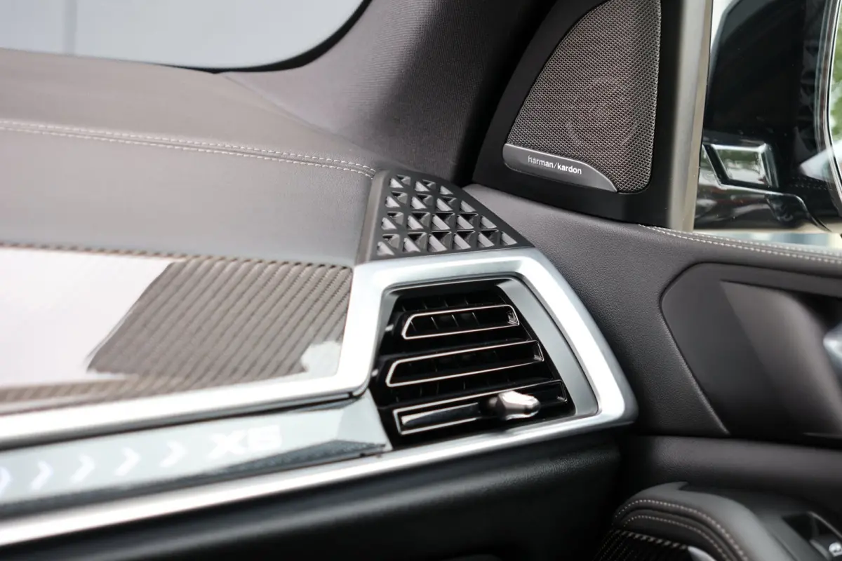 XDrive50e Launch Edition | panoramadak skylounge | head-up | harmankardon | elek. trekhaak | keyless | luchtvering | BTW