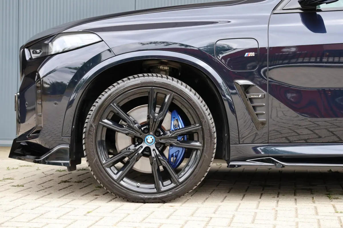 XDrive50e Launch Edition | panoramadak skylounge | head-up | harmankardon | elek. trekhaak | keyless | luchtvering | BTW