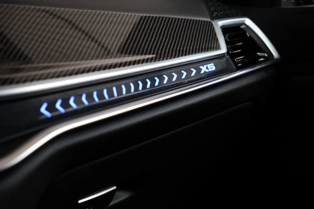 XDrive50e Launch Edition | panoramadak skylounge | head-up | harmankardon | elek. trekhaak | keyless | luchtvering | BTW