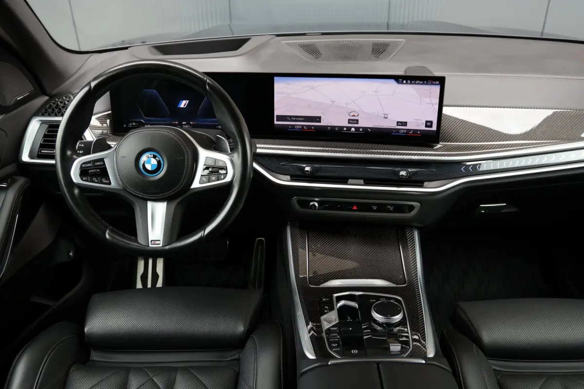 XDrive50e Launch Edition | panoramadak skylounge | head-up | harmankardon | elek. trekhaak | keyless | luchtvering | BTW