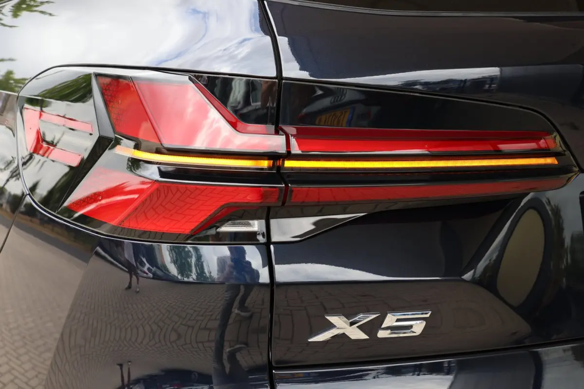 XDrive50e Launch Edition | panoramadak skylounge | head-up | harmankardon | elek. trekhaak | keyless | luchtvering | BTW