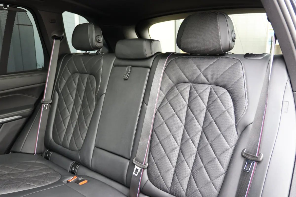 XDrive50e Launch Edition | panoramadak skylounge | head-up | harmankardon | elek. trekhaak | keyless | luchtvering | BTW