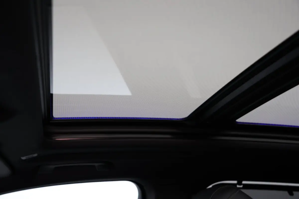 XDrive50e Launch Edition | panoramadak skylounge | head-up | harmankardon | elek. trekhaak | keyless | luchtvering | BTW