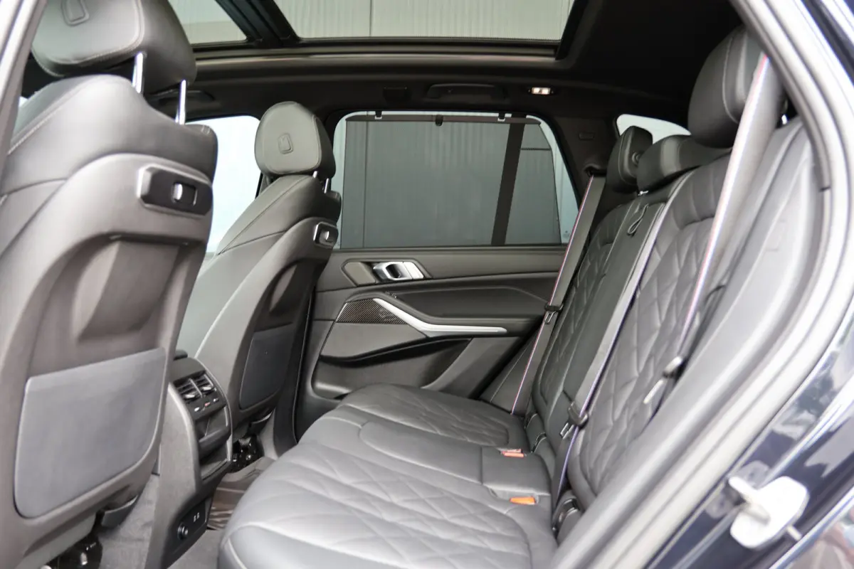 XDrive50e Launch Edition | panoramadak skylounge | head-up | harmankardon | elek. trekhaak | keyless | luchtvering | BTW
