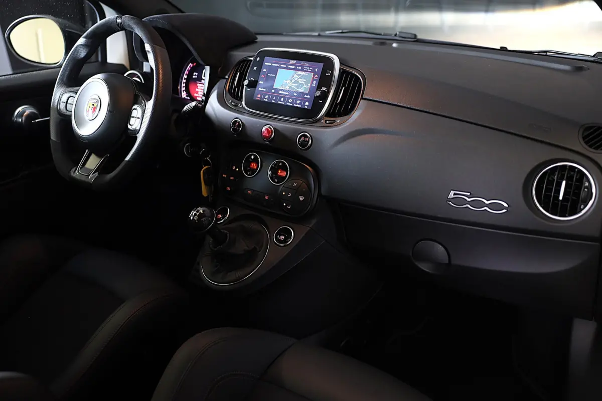 1.4 T-Jet Abarth Esseesse 70th Anniversary / Sabelt Stoelen / AKRAPOVIC / Carbon / Navi / Ecc / Rode Gordels / Led