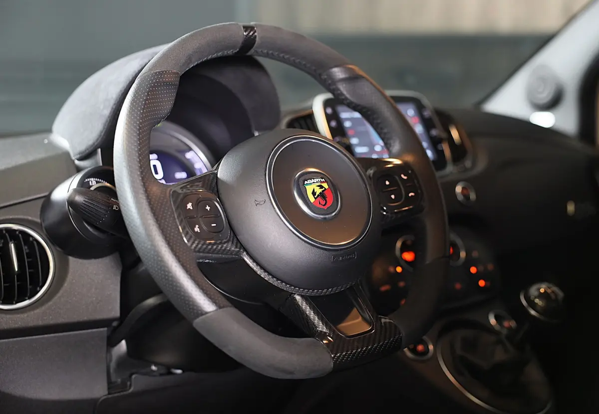 1.4 T-Jet Abarth Esseesse 70th Anniversary / Sabelt Stoelen / AKRAPOVIC / Carbon / Navi / Ecc / Rode Gordels / Led