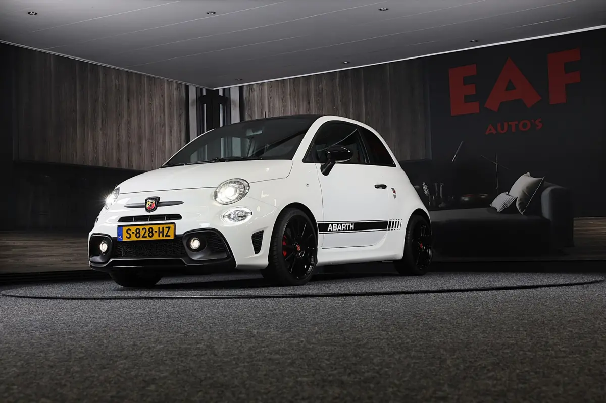 1.4 T-Jet Abarth Esseesse 70th Anniversary / Sabelt Stoelen / AKRAPOVIC / Carbon / Navi / Ecc / Rode Gordels / Led