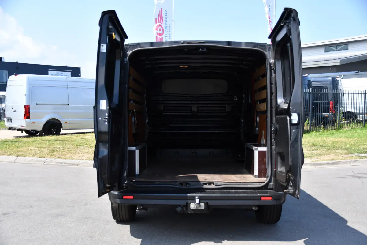 2.0 dCi 145 T29 L2H1 Black Edition Cruise, Sensoren, LED, 145pk, Multimedia, Automaat, Trekhaak, Betimmering, NAVI, Uniek!