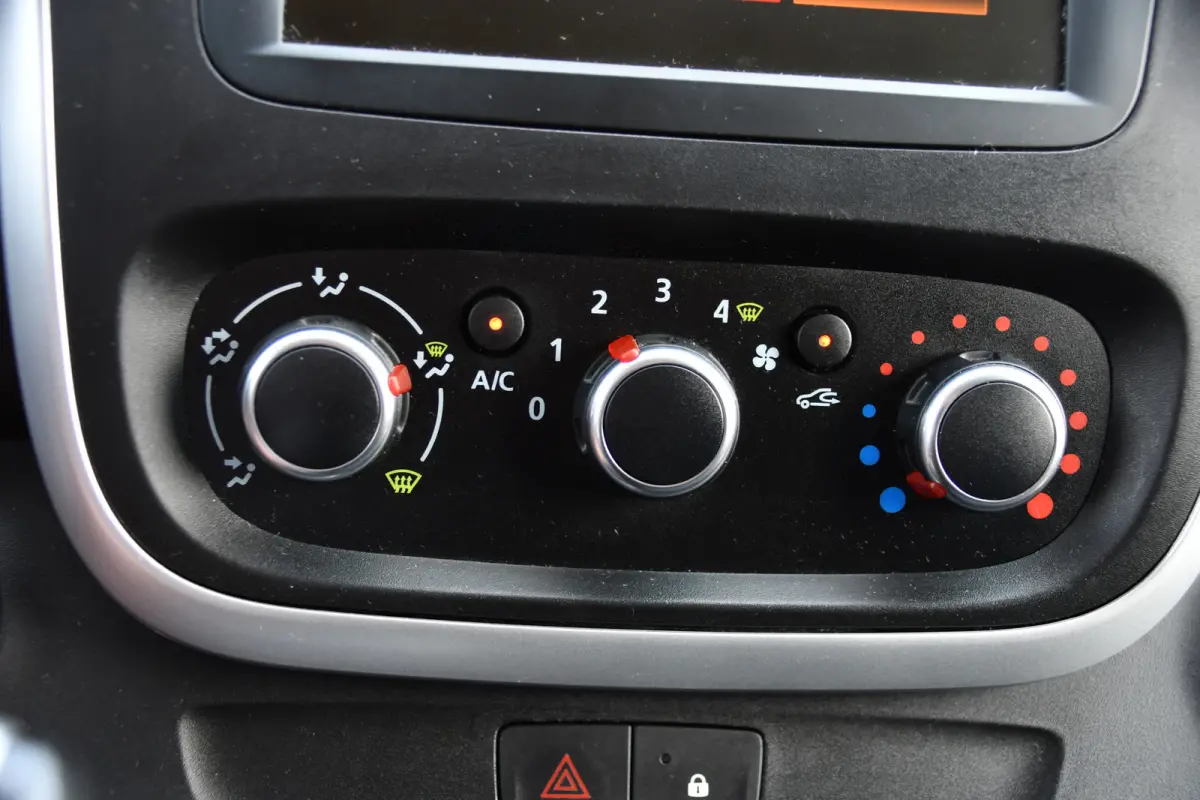 2.0 dCi 145 T29 L2H1 Black Edition Cruise, Sensoren, LED, 145pk, Multimedia, Automaat, Trekhaak, Betimmering, NAVI, Uniek!