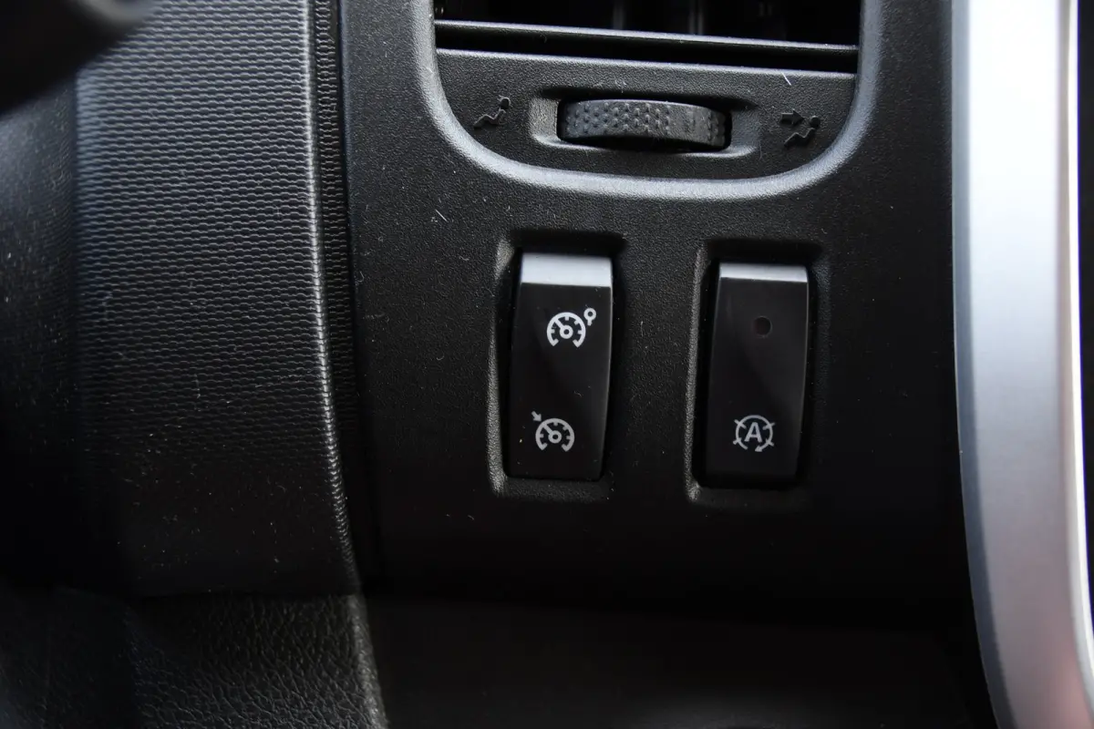 2.0 dCi 145 T29 L2H1 Black Edition Cruise, Sensoren, LED, 145pk, Multimedia, Automaat, Trekhaak, Betimmering, NAVI, Uniek!