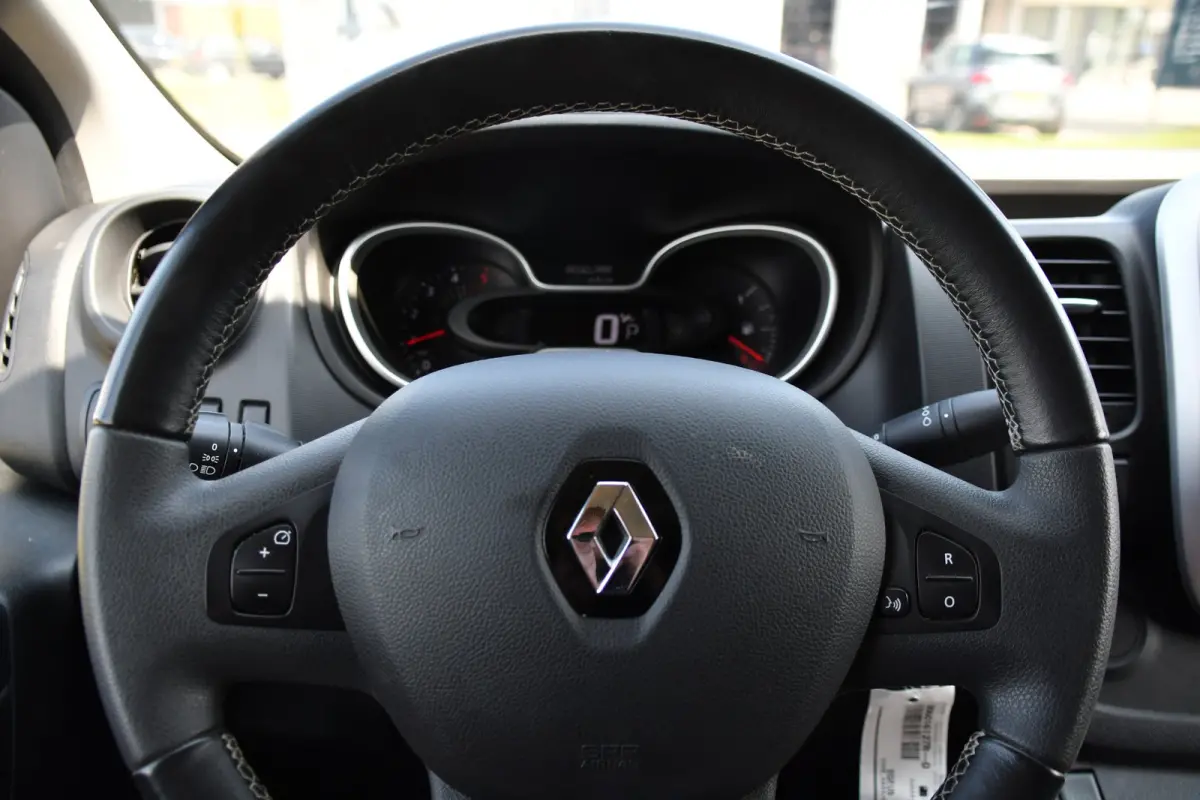 2.0 dCi 145 T29 L2H1 Black Edition Cruise, Sensoren, LED, 145pk, Multimedia, Automaat, Trekhaak, Betimmering, NAVI, Uniek!