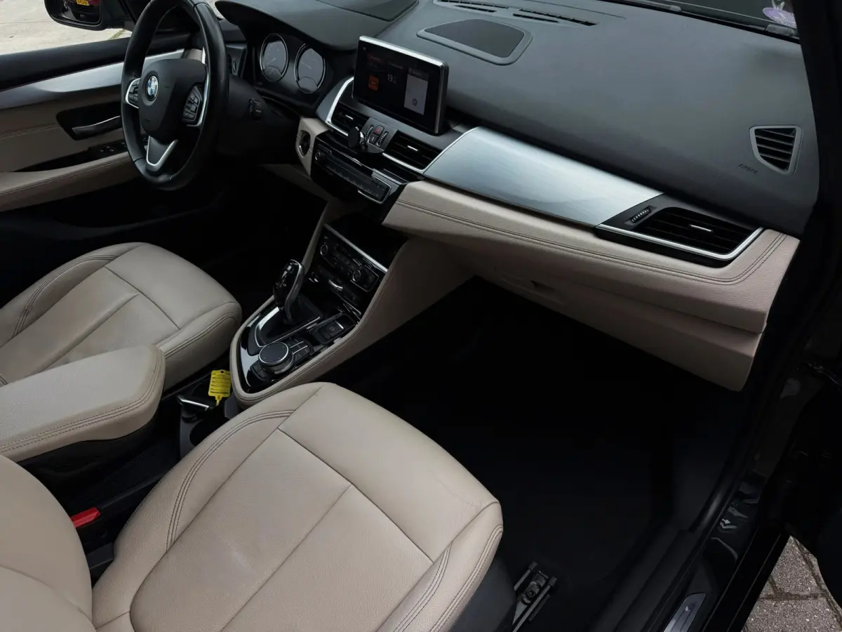 220i 7p. High Executive Edition 192PK|Nieuw model|Full Led|AUT|Leder|DAB+|StoelVW|Trekhaak|Bots|HUD|NLAuto