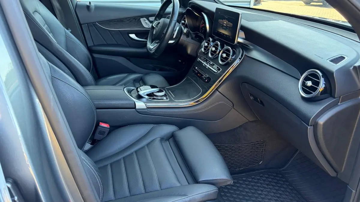 250 4MATIC PREMIUM PLUS AMG AUTOMAAT / NAVI / LEDER / CLIMA / FULL-LED / PDC / 20" LMV / CAMERA / LUCHTVERING / PANO. DAK / WEGKLAP. TREKHAAK !!