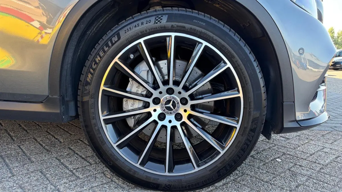 250 4MATIC PREMIUM PLUS AMG AUTOMAAT / NAVI / LEDER / CLIMA / FULL-LED / PDC / 20" LMV / CAMERA / LUCHTVERING / PANO. DAK / WEGKLAP. TREKHAAK !!