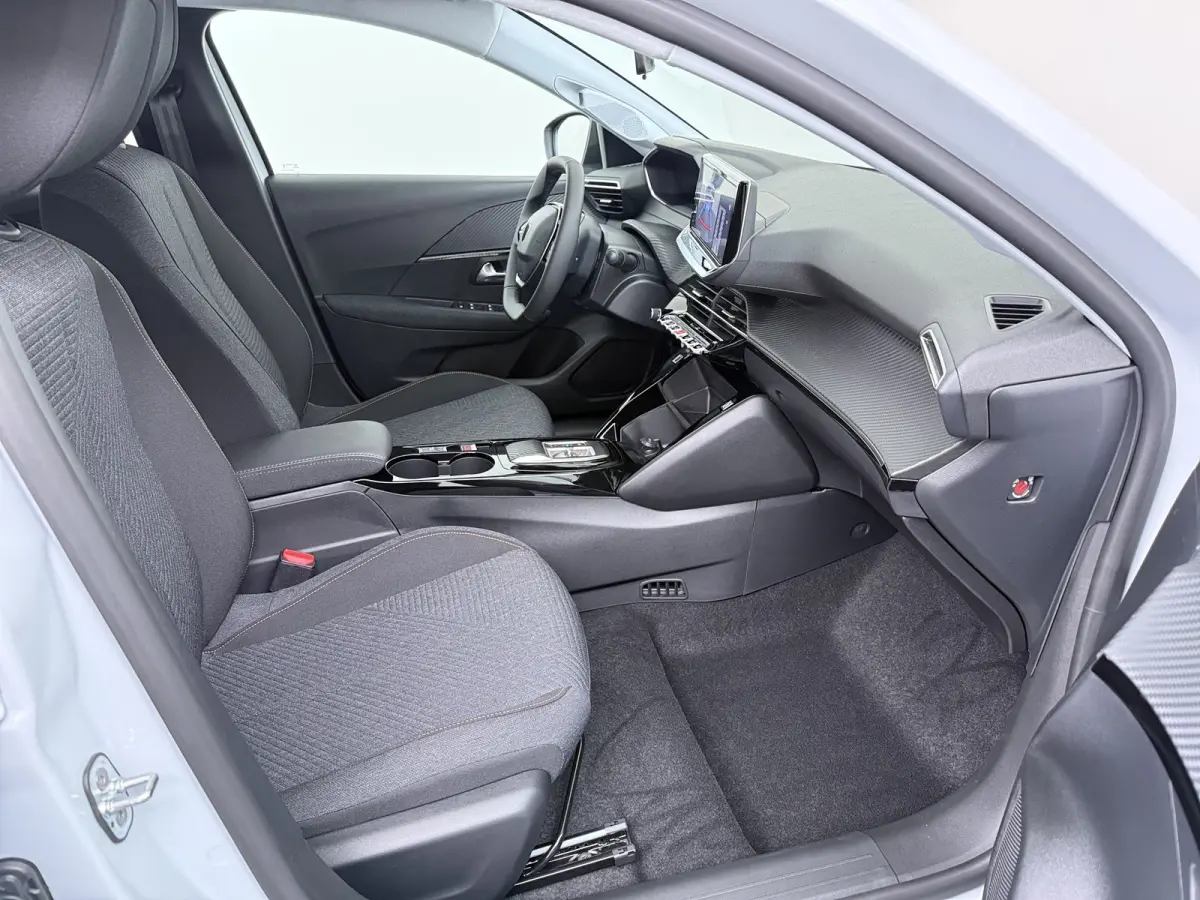 | €5000 Voorraad Voordeel | Business | 10" HD-touchscreen met PEUGEOT i-Connect® Advanced Navigatie | Elektrische parkeerrem | Extra getinte achterste zijruiten en achterruit
