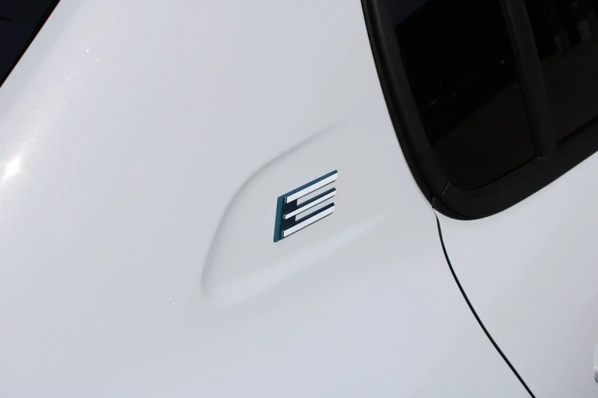 Business, (2025-H0) | Elektrische parkeerrem | Extra getinte achterste zijruiten en achterruit | ISOFIX-bevestigingspunten voor drie kinderzitjes. Op de passagiersstoel en de buitenste zitpl