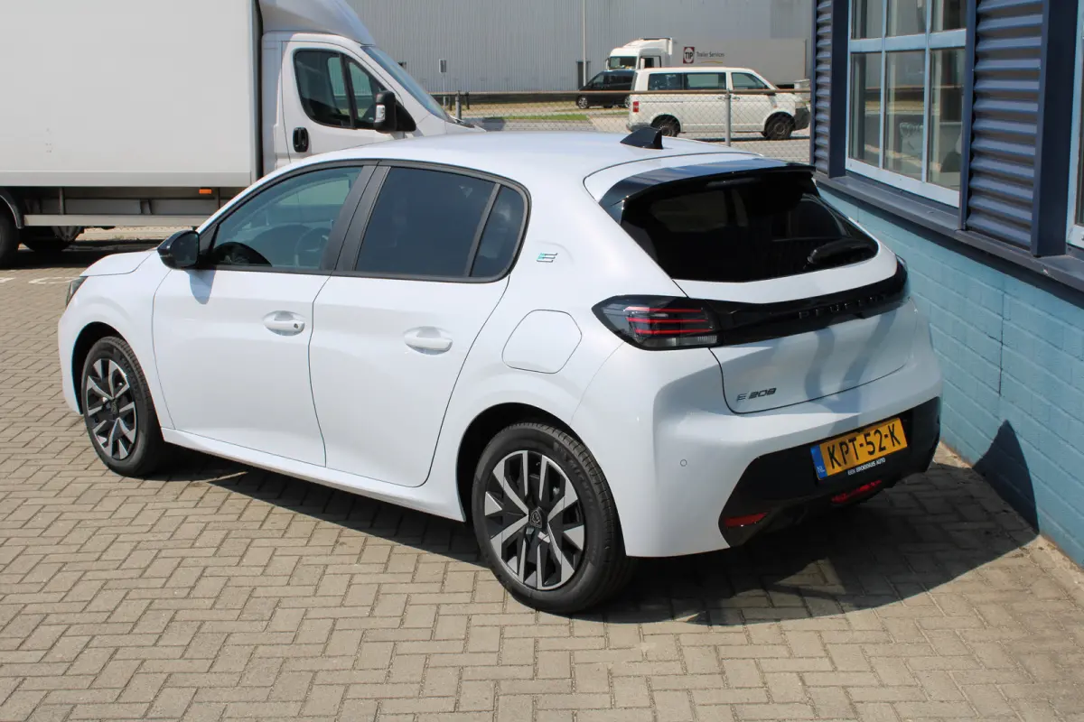 Business, (2025-H0) | Elektrische parkeerrem | Extra getinte achterste zijruiten en achterruit | ISOFIX-bevestigingspunten voor drie kinderzitjes. Op de passagiersstoel en de buitenste zitpl