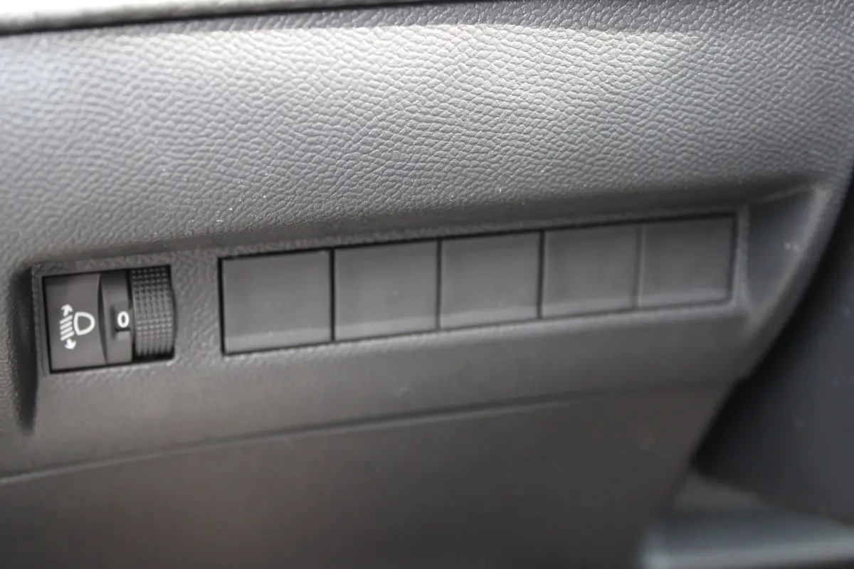 Business, (2025-H0) | Elektrische parkeerrem | Extra getinte achterste zijruiten en achterruit | ISOFIX-bevestigingspunten voor drie kinderzitjes. Op de passagiersstoel en de buitenste zitpl