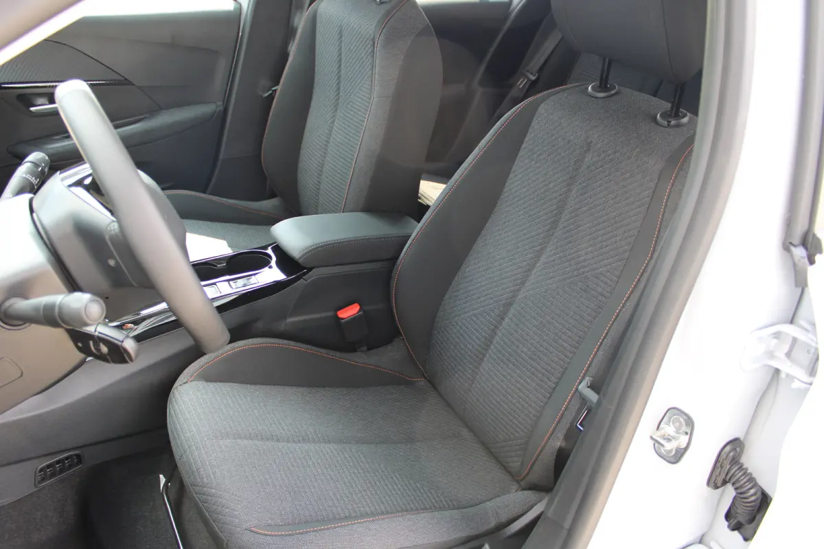 Business, (2025-H0) | Elektrische parkeerrem | Extra getinte achterste zijruiten en achterruit | ISOFIX-bevestigingspunten voor drie kinderzitjes. Op de passagiersstoel en de buitenste zitpl