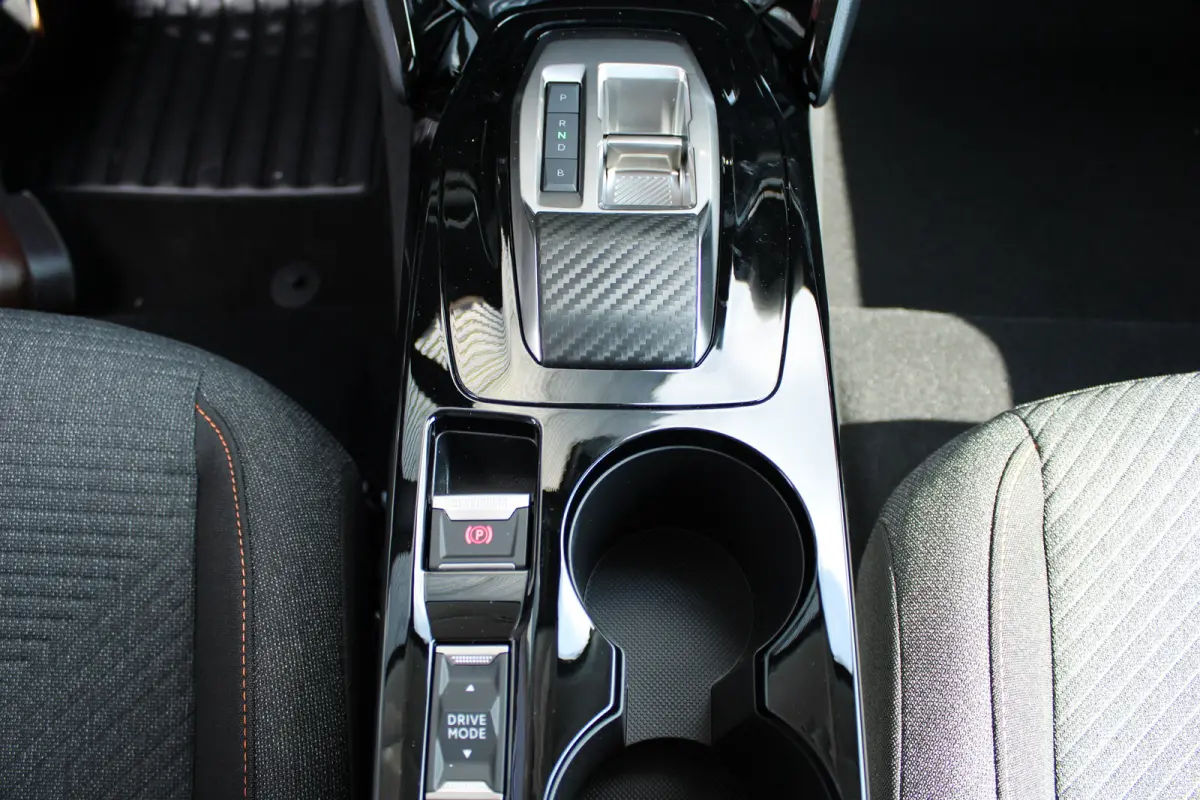Business, (2025-H0) | Elektrische parkeerrem | Extra getinte achterste zijruiten en achterruit | ISOFIX-bevestigingspunten voor drie kinderzitjes. Op de passagiersstoel en de buitenste zitpl