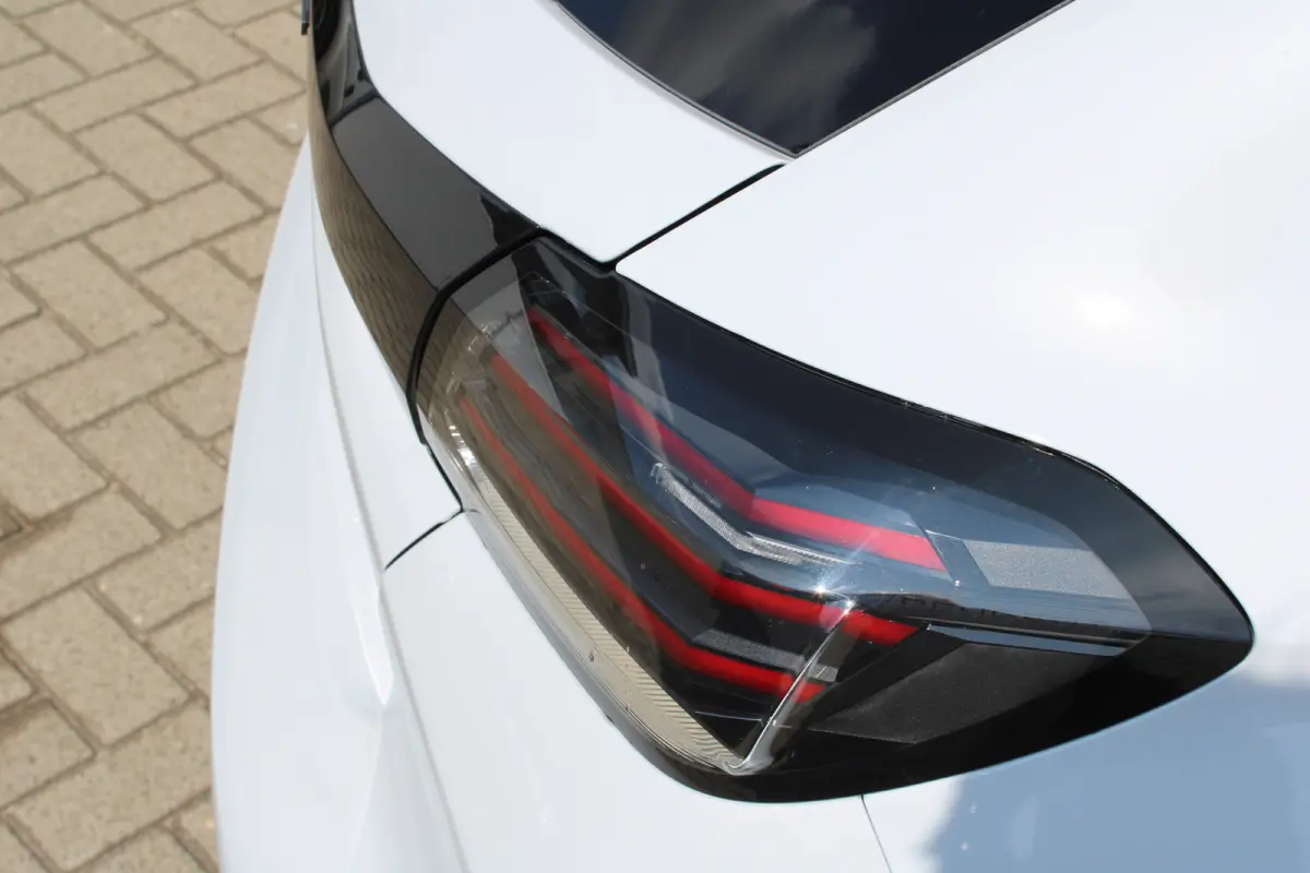 Business, (2025-H0) | Elektrische parkeerrem | Extra getinte achterste zijruiten en achterruit | ISOFIX-bevestigingspunten voor drie kinderzitjes. Op de passagiersstoel en de buitenste zitpl