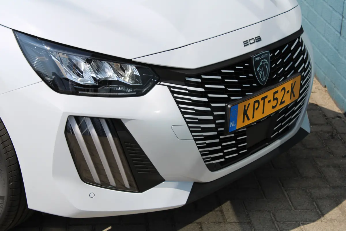 Business, (2025-H0) | Elektrische parkeerrem | Extra getinte achterste zijruiten en achterruit | ISOFIX-bevestigingspunten voor drie kinderzitjes. Op de passagiersstoel en de buitenste zitpl