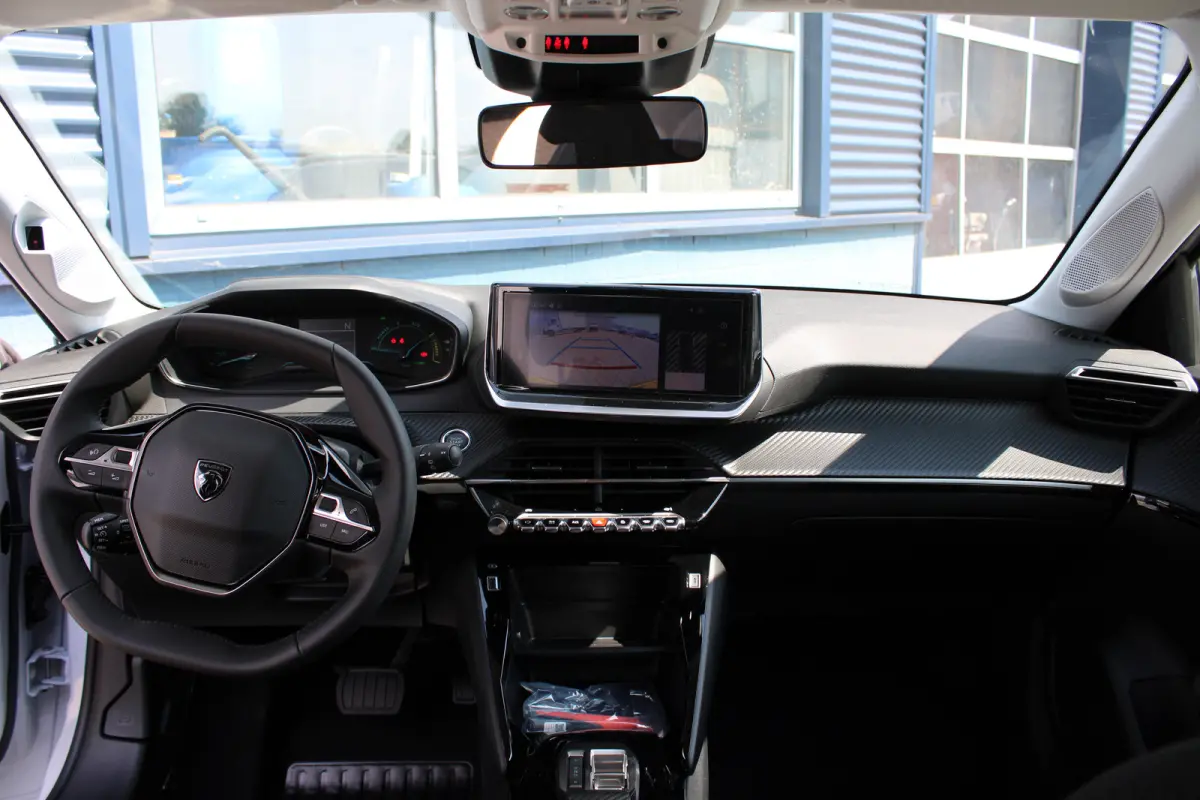 Business, (2025-H0) | Elektrische parkeerrem | Extra getinte achterste zijruiten en achterruit | ISOFIX-bevestigingspunten voor drie kinderzitjes. Op de passagiersstoel en de buitenste zitpl