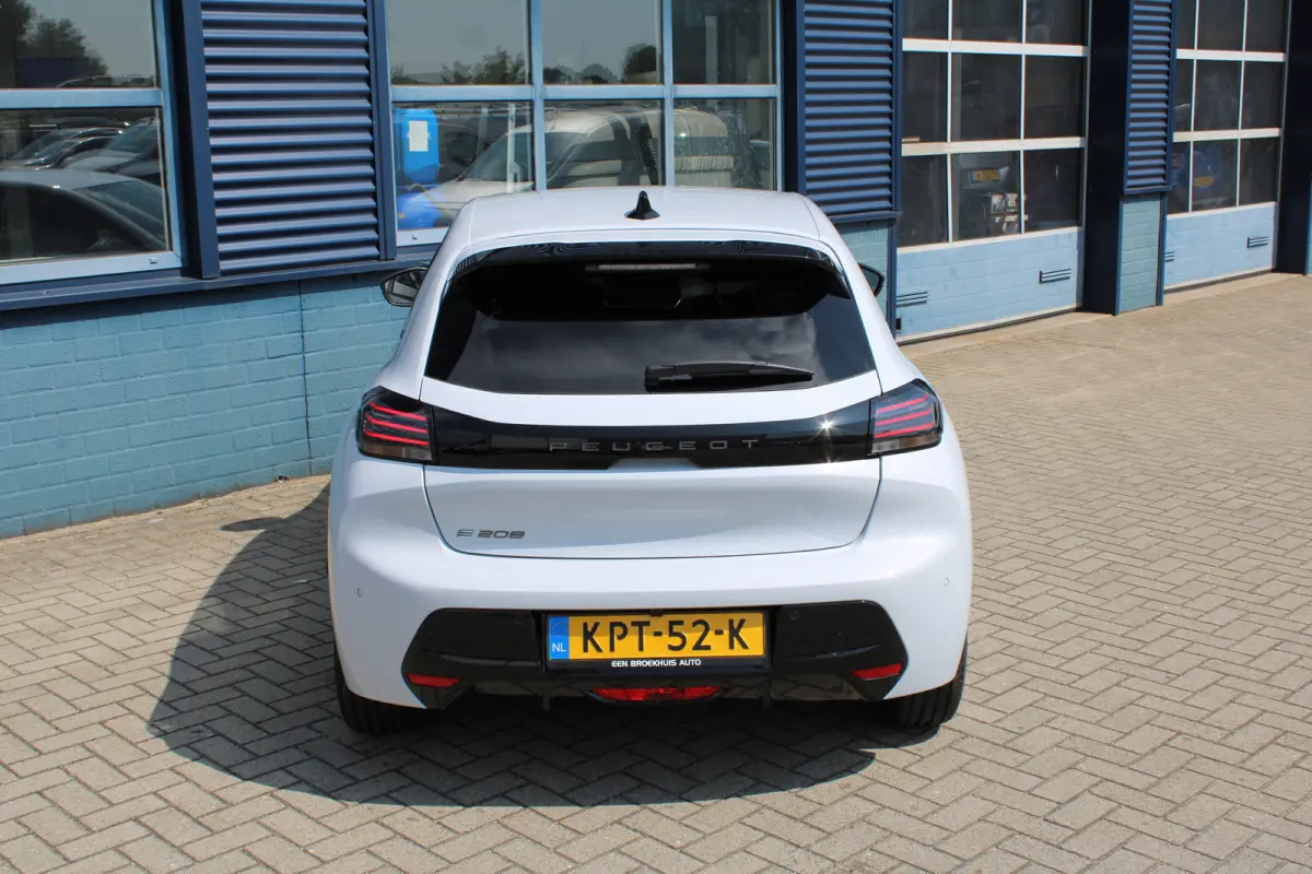 Business, (2025-H0) | Elektrische parkeerrem | Extra getinte achterste zijruiten en achterruit | ISOFIX-bevestigingspunten voor drie kinderzitjes. Op de passagiersstoel en de buitenste zitpl