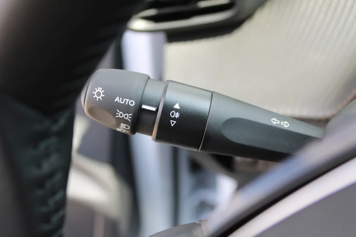Business, (2025-H0) | Elektrische parkeerrem | Extra getinte achterste zijruiten en achterruit | ISOFIX-bevestigingspunten voor drie kinderzitjes. Op de passagiersstoel en de buitenste zitpl