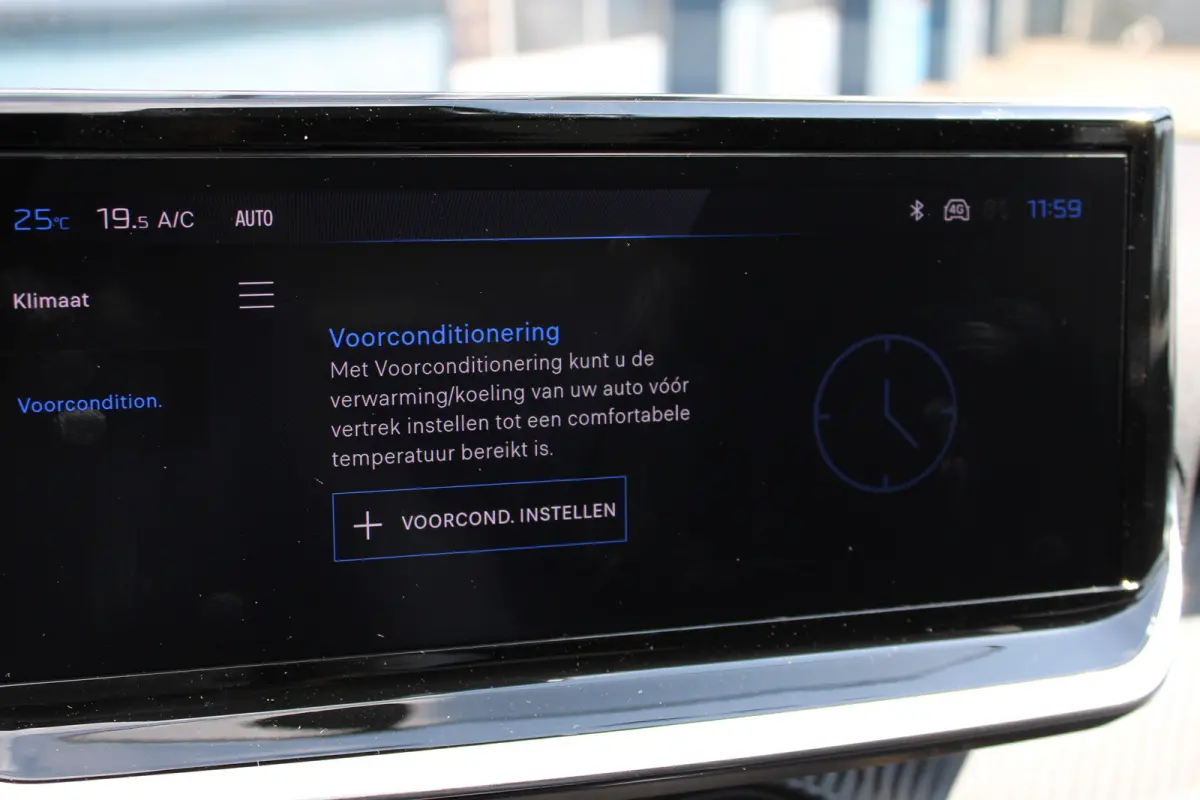 Business, (2025-H0) | Elektrische parkeerrem | Extra getinte achterste zijruiten en achterruit | ISOFIX-bevestigingspunten voor drie kinderzitjes. Op de passagiersstoel en de buitenste zitpl