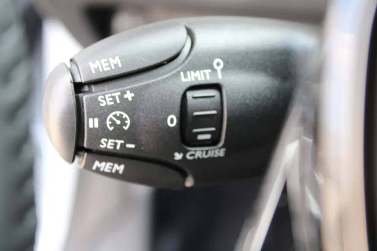Business, (2025-H0) | Elektrische parkeerrem | Extra getinte achterste zijruiten en achterruit | ISOFIX-bevestigingspunten voor drie kinderzitjes. Op de passagiersstoel en de buitenste zitpl