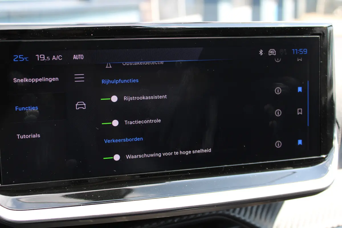 Business, (2025-H0) | Elektrische parkeerrem | Extra getinte achterste zijruiten en achterruit | ISOFIX-bevestigingspunten voor drie kinderzitjes. Op de passagiersstoel en de buitenste zitpl