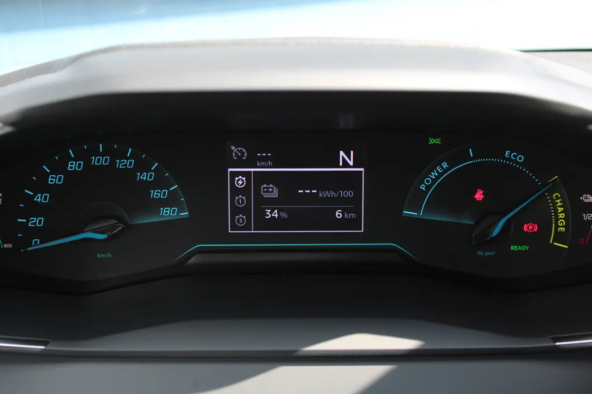 Business, (2025-H0) | Elektrische parkeerrem | Extra getinte achterste zijruiten en achterruit | ISOFIX-bevestigingspunten voor drie kinderzitjes. Op de passagiersstoel en de buitenste zitpl