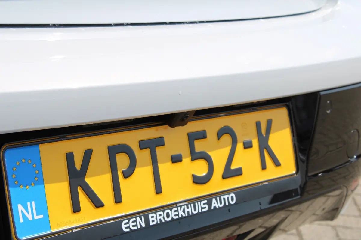 Business, (2025-H0) | Elektrische parkeerrem | Extra getinte achterste zijruiten en achterruit | ISOFIX-bevestigingspunten voor drie kinderzitjes. Op de passagiersstoel en de buitenste zitpl