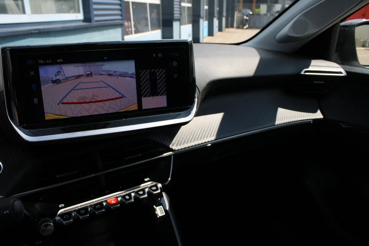 Business, (2025-H0) | Elektrische parkeerrem | Extra getinte achterste zijruiten en achterruit | ISOFIX-bevestigingspunten voor drie kinderzitjes. Op de passagiersstoel en de buitenste zitpl