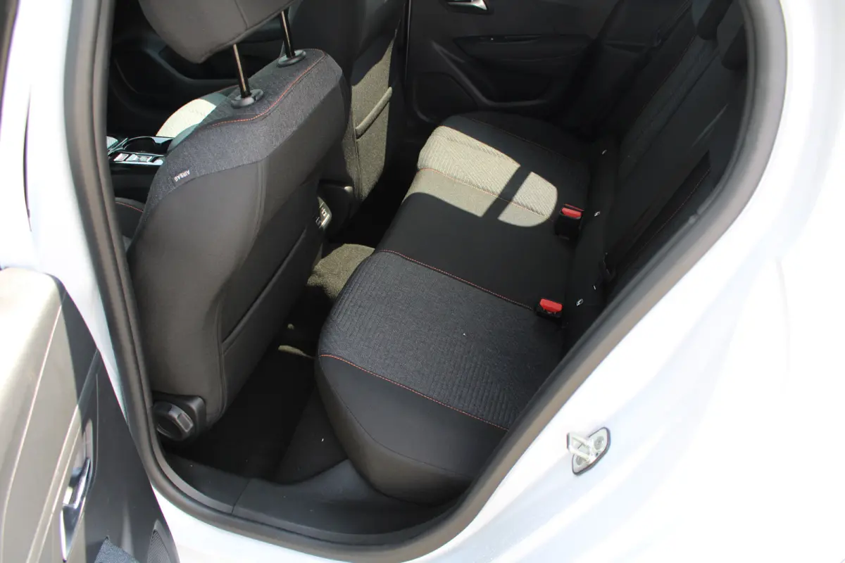 Business, (2025-H0) | Elektrische parkeerrem | Extra getinte achterste zijruiten en achterruit | ISOFIX-bevestigingspunten voor drie kinderzitjes. Op de passagiersstoel en de buitenste zitpl